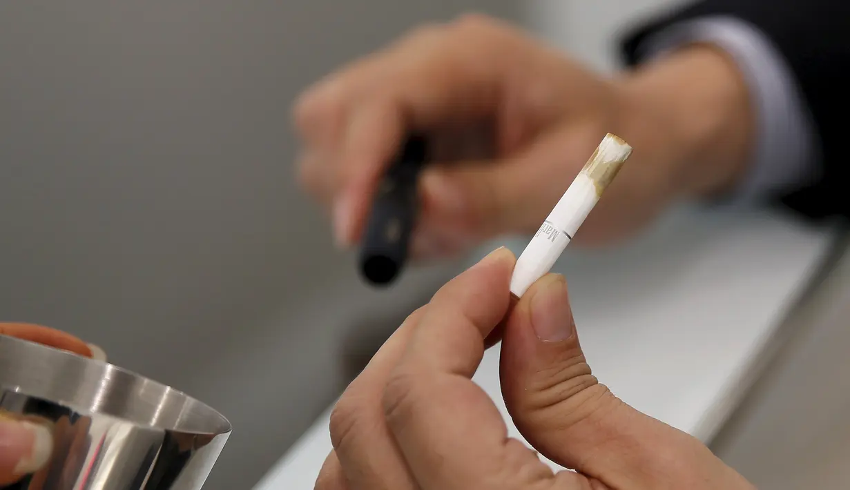 Filter rokok yang dilepas dari iQOS di sebuah toko, Tokyo , Jepang , (3/3).  Perangkat Heatsticks dengan nama iQos ini berbentuk seperti bagian luar pulpen, dengan lubang di tengah untuk rokok. (REUTERS / Toru Hanai)