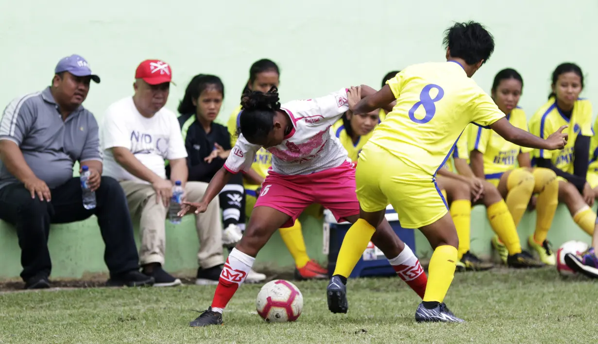Pemain tim Persijap berebut bola dengan pemain tim putri BMIFA saat bermain di lapangan VIJ, Petojo, Jakarta, Sabtu (16/2). Acara ini rangkaian dari Festival 125 Tahun MH Thamrin. (Bola.com/Yoppy Renato)