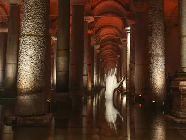 Patung berbentuk tangan terpantul di air di Basilica Cistern era Bizantium di Istanbul, Turki, Rabu, 27 Juli 2022. Tangki bersejarah, yang merupakan yang terbesar di Istanbul, dibangun pada abad ke-6 pada masa pemerintahan Kaisar Bizantium Justinian I. (AP Photo/Emrah Gurel)