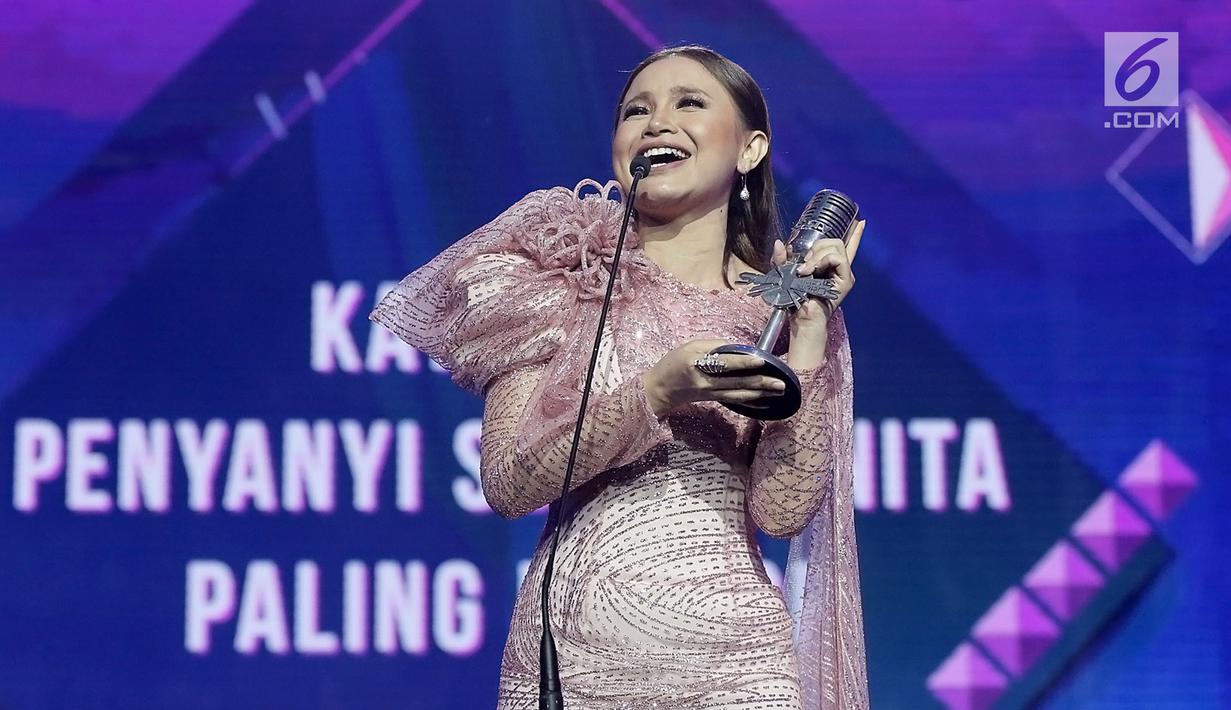 Penyanyi Rossa memberikan pidato kemenangan setelah menerima penghargaan dalam ajang musik SCTV Music Awards 2019 di Studio 6 Emtek City, Jakarta, Jumat (26/4). Rossa menyabet piala penghargaan penyanyi solo wanita paling ngetop SCTV Music Awards 2019. (Fimela.com/Bambang E. Ros)