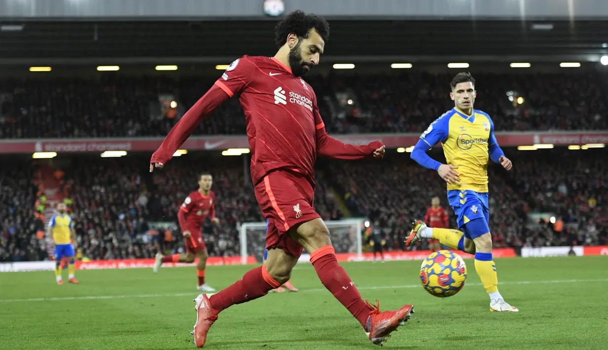 <p>Mohamed Salah merupakan pemain Afrika dengan catatan gol terbanyak di Liga Inggris. Tercatat, sang pemain telah mencetak 120 gol dan 52 asis dalam 193 kali penampilan bersama Chelsea dan Liverpool. Torehan tersebut berhasil melampau pemain Pantai Gading, Didier Drogba yang mencetak 104 gol. (AFP/Oli Scarff)</p>
