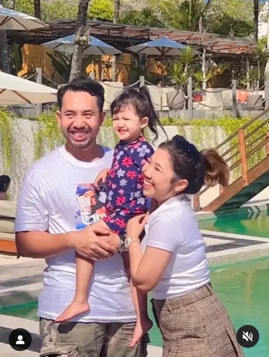 Kiky Saputri dan M. Khairi bersama putrinya. [Foto: Instagram/kikysaputrii]