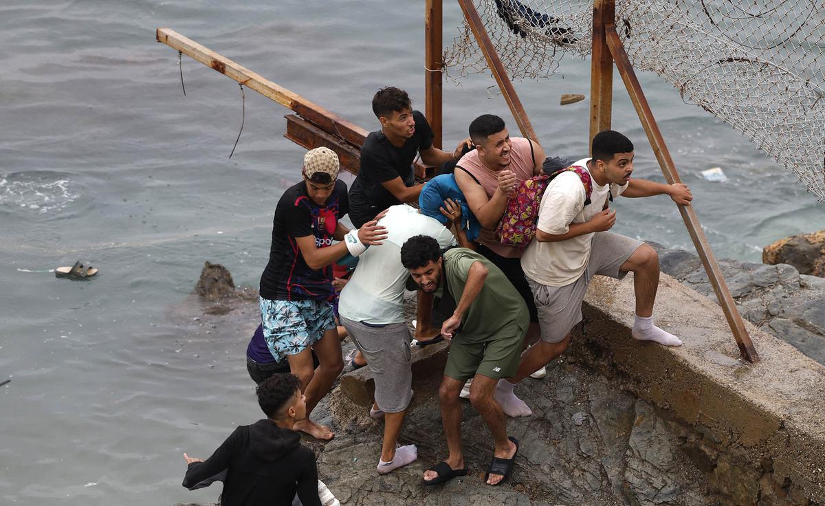 Gelombang Migran Picu Kerusuhan di Perbatasan Maroko Spanyol