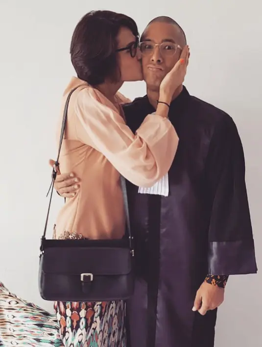 Sepuluh tahun menikah, pasangan ini saling mendukung satu sama lain terlihat dengan Rima menemani Marcell saat sumpah advokat di Pengadilan Tinggi Banten. (Liputan6.com/IG/@marcellsiahaans)