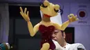 Peserta asal Jepang, Takao Yamamoto membuat kue yang berkarakter katak saat mengikuti final Pastries World Cup 2017 di Lyon, Prancis (22/1). Setiap tim akan menghabiskan 10 jam untuk menghasilkan masing-masing satu karya. (AFP/Jean Philippe)