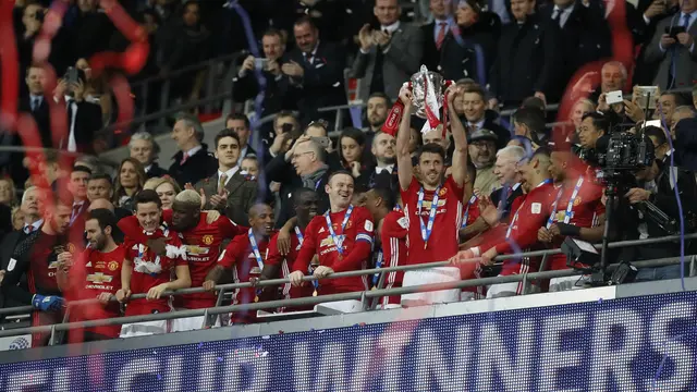 Gelandang Manchester United (MU) Michael Carrick mengangkat trofi Piala Liga Inggris, akhir bulan lalu. MU akan mengeglar laga testimonial untuk pemain berusia 35 tahun tersebut. 