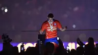 Chile's defender Mauricio Isla celebrates after winning the 2015 Copa America