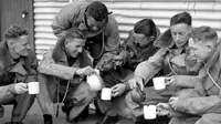 Para prajurit Australia, bagian dari tentara Persemakmuran pada Perang Dunia II, sedang menikmati saat minum teh, 1941. (Sumber State Library of Victoria)