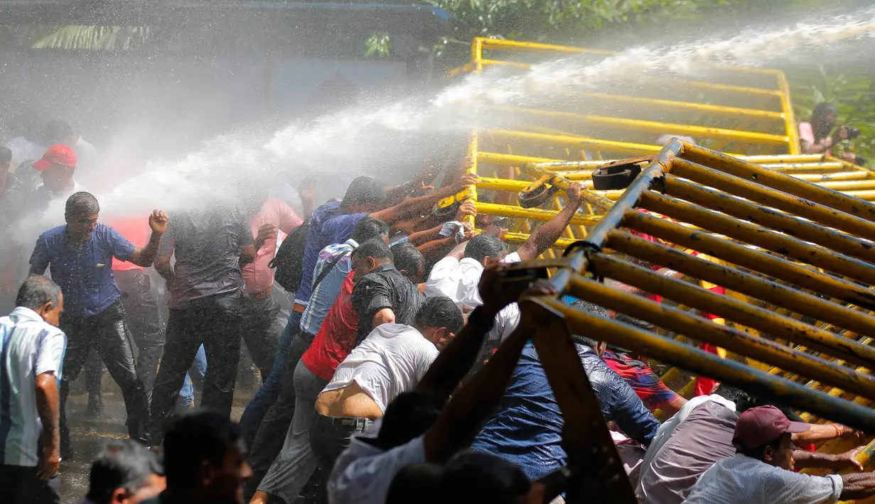 Polisi menembakkan air ke arah pendemo yang mulai rusuh saat aksi protes di dekat sekretariat presiden di Kolombo, Sri Lanka, Rabu (1/2). Pendemo menentang rencana privatisasi pelabuhan oleh pemerintah. (AP Photo / Eranga Jayawardena)