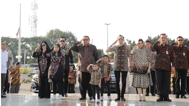 Momen SBY dan Keluarga Ziarah Makam Di Hari Ulang Tahun Ani Yudhoyono