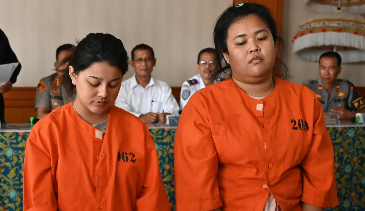 WNA Kasarin Khamkhao dan Sanicha Maneetes dari Thailand dalam konferensi pers penyelundupan narkotika di Kantor Bea Cukai Ngurah Rai, Bali, Senin (21/10/2019). Keduanya ditangkap di terminal kedatangan dengan barang bukti methamphetamine seberat 958 gram pada 13 Oktober 2019. (SONNY TUMBELAKA/AFP)