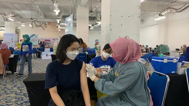 Vaksinasi booster di Surabaya mulai sasar warga umum. (Dian Kurniawan/Liputan6.com)