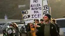 Pengunjuk rasa melakukan aksi demonstrasi di luar konferensi OpenAI DevDay 2026 di San Francisco, Amerika Serikat, Selasa (29/9/2026). (AP Photo/Jeff Chiu)