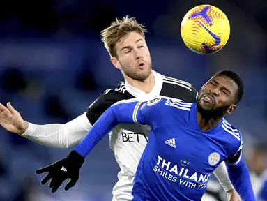 Bek Fulham, Joachim Andersen (kiri) dan penyerang  Leicester City, Kelechi Iheanacho berebut bola pada pekan 10 Liga Inggris 2020-2021 di Stadion King Power, Selasa (1/12/2020) dini hari WIB. Leicester City takluk 1-2 dari tamunya Fulham. (Michael Regan/Pool Photo via AP)