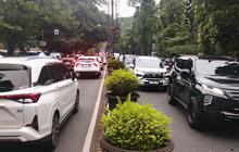 Ribuan Orang Padati Pasar Seni ITB, Jalan Dago Bandung Macet Parah