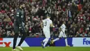 Reaksi kecewa kiper Liverpool, Alisson Becker setelah melakukan blunder saat laga leg pertama Liga Champions 2022/2023 melawan Real Madrid yang berlangsung di Anfield, Rabu (22/02/2023) WIB. Liverpool kalah dengan skor 2-5 dari Real Madrid. (AP Photo/Jon Super)