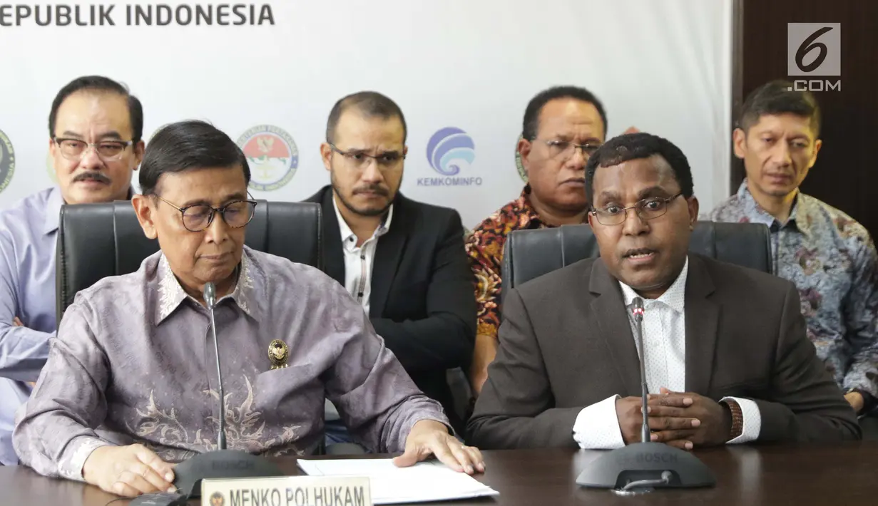 Tokoh Papua, Samuel Tabuni (kedua kanan) bersama Menkopolhukam Wiranto (tengah) memberi keterangan terkait situasi/kondisi, Jakarta, Jumat (30/8/2019). Samuel Tabuni meminta pemerintah menarik pasukan keamanan dari wilayah Papua dan Papua Barat. (Liputan6.com/Helmi Fithriansyah)