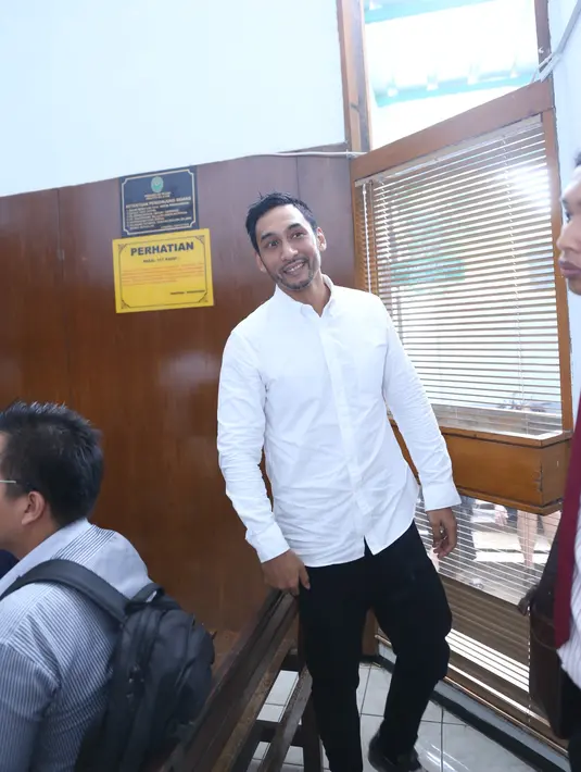 Dalam keterangannya, Restu Sinaga mengakui mengonsumsi narkotika jenis happy five dan dumolid. Alasannya, untuk menambah stamina ditengah kesibukannya dalam dunia hiburan. (Nurwahyunan/Bintang.com)