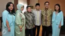 Ketua DPr Ade Komarudin (ketiga kanan) bersama keluarga Menteri Agraria dan Tata Ruang/Kepala Badan Pertanahan Nasional Ferry Mursyidan Baldan (kedua kanan) saat acara Open House di Rumah Dinas Ketua DPR, Jakarta, Rabu (6/7). (Liputan6.com/JohanTallo)