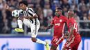 Pemain Juventus, Juan Cuadrado (kiri) mengontrol bola saat diadang para pemain Olympiakos pada laga grup D Liga Champions di Allianz stadium, Turin, (27/9/2017). Juventus menang 2-0. (Alessandro Di Marco/ANSA via AP)