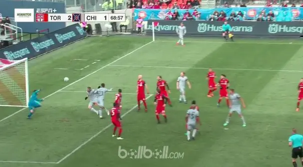 Bastian Schweinsteiger mencetak gol dan memberikan assist untuk membuat Chicago Fire menahan imbang 2-2 tuan rumah Toronto FC dala...