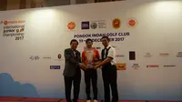 Jonathan Wijono (tengah) sukses jadi juara kategori boys pada Kejuaraan Golf Junior Internasional (istimewa)