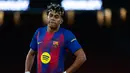 Pemain Barcelona, Lamine Yamal, tampak kecewa setelah laga melawan Atletico Madrid pada leg kedua Copa del Rey 2025/2026 di Stadion Camp Nou, Rabu (04/03/2026). (AP Photo/Joan Monfort)