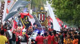 Kemeriahan parade budaya yang diadakan oleh Bali United di sepanjang Jalan By Pass Dharma Giri menuju Stadion Kapten I Wayan Dipta, Bali, Senin (23/12). Parade budaya diadakan untuk merayakan gelar juara Bali United. (Bola.com/Aditya Wany)