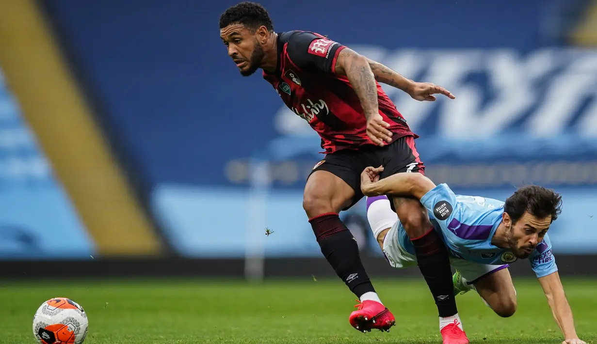 Gelandang Manchester City, Bernardo Silva berusaha merebut bola yang dibawa pemain Bournemouth, Joshua King pada pertandingan lanjutan Liga Inggris di Stadion Ethiopia di Manchester, Inggris (15/7/2020). Manchester City menang tipis 2-1 atas Bournemouth. (AP photo/Dave Thompson, Pool)