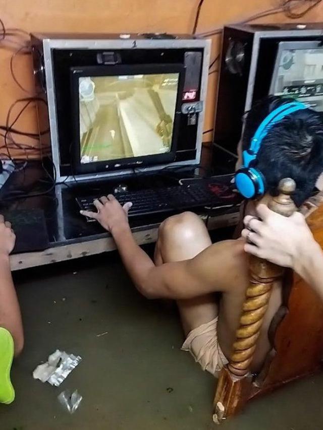 Viral Bocah Tetap Main Game di Warnet saat Diterjang Banjir dan Badai, Santai Banget