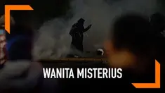 Wanita misterius yang muncul di Jalan MH Thamrin diamankan pihak kepolisian. Mabes Polri memastikan bahwa wanita tersebut bukan teroris.