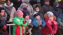Orang-orang menyaksikan pertunjukan drama outdoor untuk menyambut Tahun Baru mendatang di sebuah lapangan di pusat kota Minsk, Belarus, pada 26 Desember 2020. Berdasarkan data per Kamis (26/12), total kasus Covid-19 di Belarusia yang telah dikonfirmasi mencapai 184.922 kasus. (Xinhua/Henadz Zhinkov)