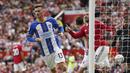 Brighton mampu mengejutkan tuan rumah dengan unggul dua gol di babak pertama. Gol pertama terjadi pada menit ke-30 lewat aksi Pascal Gross yang mampu memanfaatkan umpan tarik eks pemain MU, Danny Welbeck. (AP/Dave Thompson)