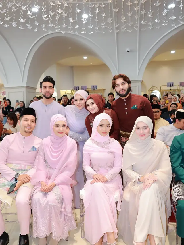 6 Potret Fuji dan Davina Karamoy Jadi Model Hijab di Malaysia, Pancarkan Pesona