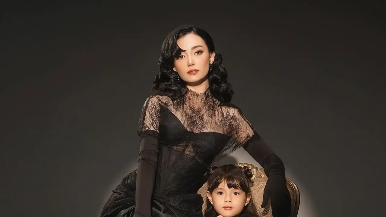 Gaya Manglingi Asmirandah Pakai Lace Dress, Tampil Kompak Bersama Sang Putri di Pemotretan