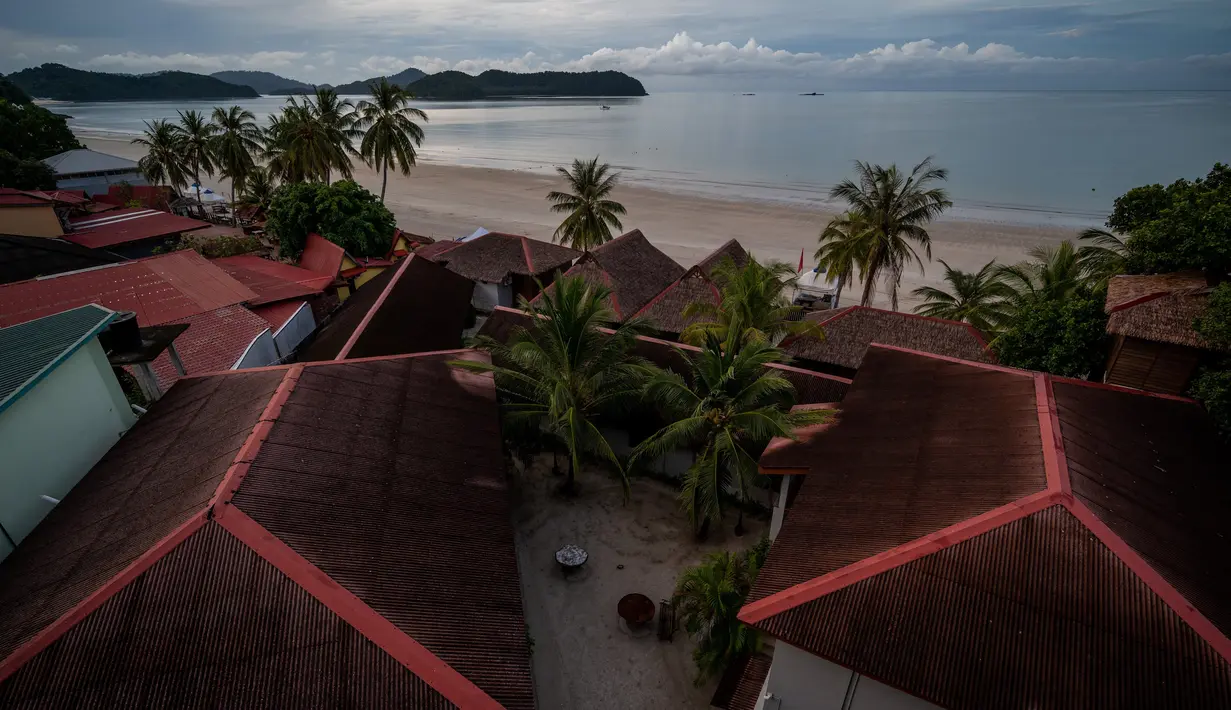 Hotel di tujuan wisata Pantai Cenang di pulau liburan Langkawi, yang ditutup untuk sebagian besar pengunjung luar karena penguncian parsial yang ditetapkan  pihak berwenang untuk mengekang penyebaran Covid-19. di negara bagian Kedah, Malaysia utara (18/11/2020). (AFP/Mohd Rasfan)