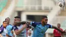 Pemain Persela Lamongan, Demerson Bruno Costa (kanan) melanggar pemain Persita Tangerang, Alex Dos Santos Goncalve dalam match day ketiga BRI Liga 1 2021/2022 di Stadion Pakansari, Bogor, Jumat (17/9/2021). Tim Pendekar Cisadane menang tipis 1-0 atas Persela Lamongan. (Bola.com/Ikhwan Yanuar)