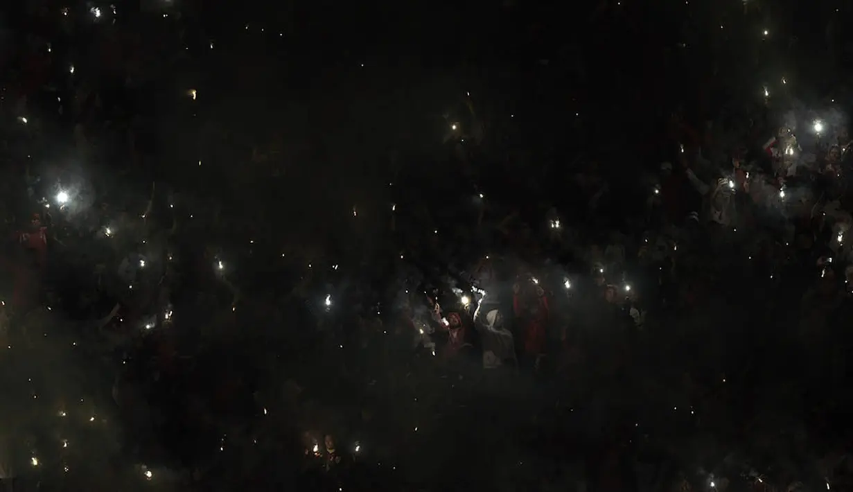 Para suporter River Plate menyalakan suar pada laga Copa Libertadores melawan Independiente di Stadion Monumental, Argentina, Rabu (4/5/2016). (AFP/Juan Mabromata)
