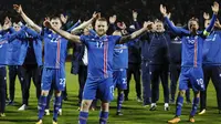 Kapten Islandia, Aron Gunnarsson, bersama rekan- rekannya melakukan selebrasi usai memastikan negaranya lolos Piala Dunia 2018 di Stadion Laugardalsvöllur, Senin (9/10/2017). Islandia menang 2-0 atas Kosovo. (AP/Brynjar Gunnarsson)