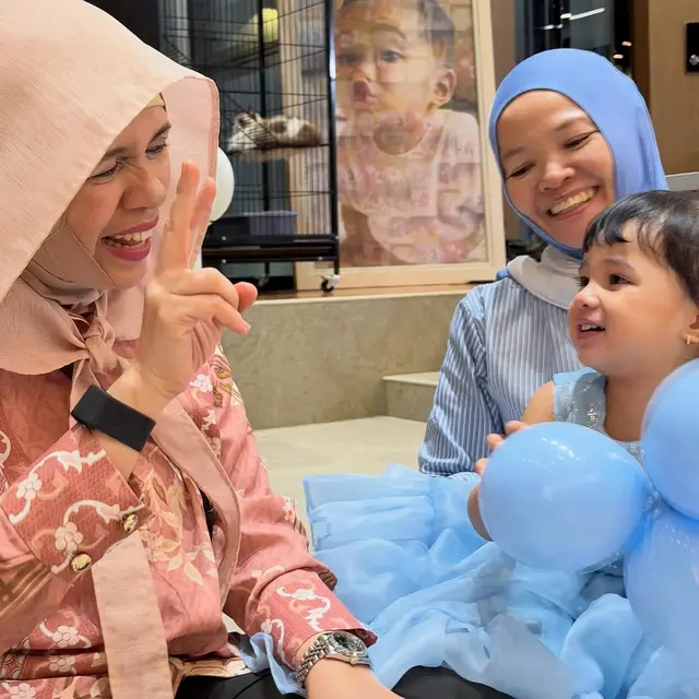 Potret Kedekatan Geni Faruk dengan Cucu-cucunya
