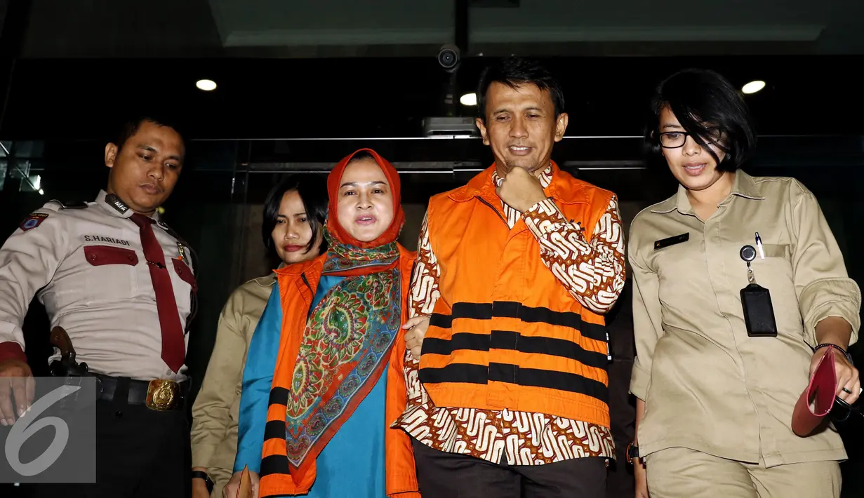 Gubernur Sumatera Utara nonaktif Gatot Pujo Nugroho bersama istrinya Evi Susanti, usai menjalani pemeriksaan KPK, Jakarta, Kamis (20/8/2015). Gatot diperiksa atas kasus dugaan suap kepada hakim dan panitera PTUN Medan. (Liputan6.com/Yoppy Renato)