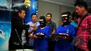 Dua wanita kurir narkoba saat memegang barang bukti, di kantor BNN, Jakarta, Selasa (19/5). Keduanya ditangkap aparat BNN dengan barang bukti 12,29 kilogram sabu. (Liputan6.com/Yoppy Renato)