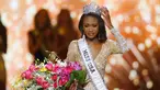 Tangis bahagia Miss District of Columbia, Deshauna Barber usai dinobatkan sebagai Miss USA 2016 di Las Vegas, (5/6). Barber adalah prajurit militer yang juga bekerja sebagai analis teknologi informasi di Departemen Perdagangan AS. (REUTERS/Steve Marcus)