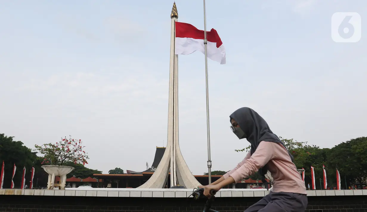 Warga berolahraga sore di kawasan Taman Mini Indonesia Indah, Jakarta, Minggu (22/8/2021). TMII kembali dibuka mulai 06.00-18.00 WIB namun terbatas hanya untuk kegiatan berolahraga outdoor atau luar ruangan dan dengan syarat menunjukkan sertifikat vaksinasi covid-19. (Liputan6.com/Herman Zakharia)