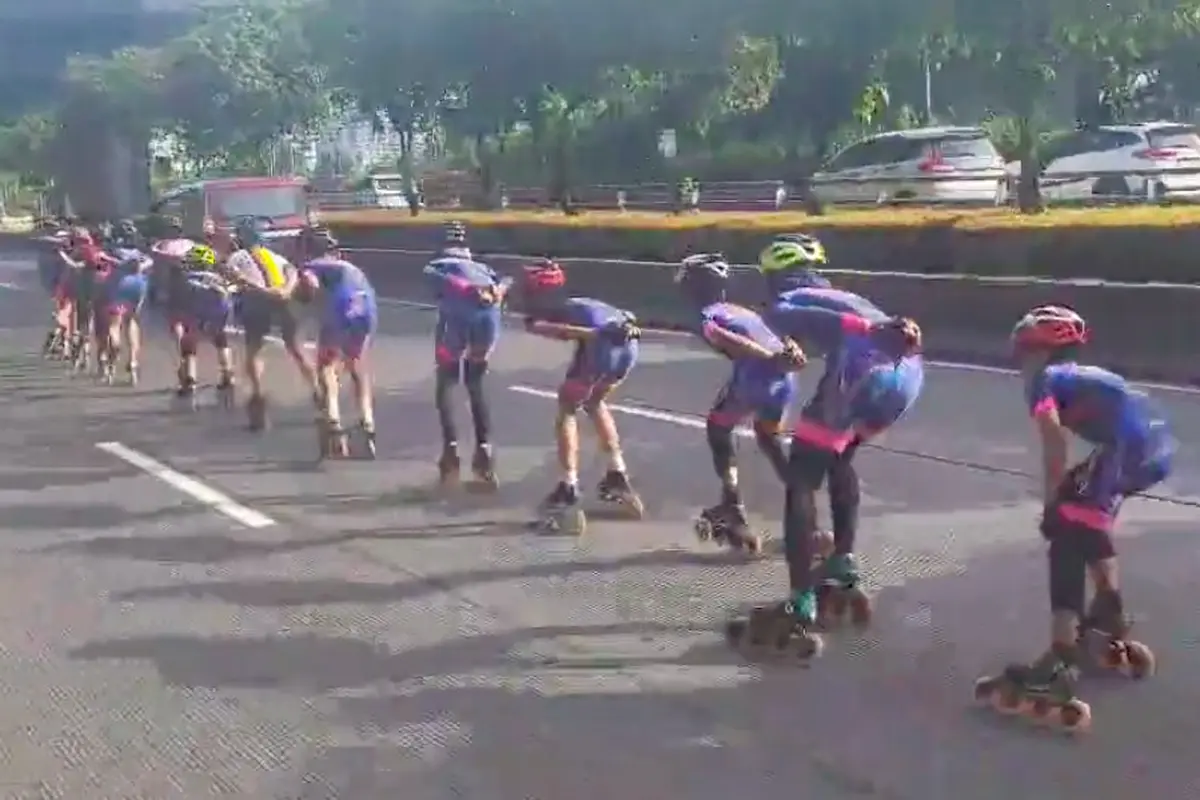 Viral video rombongan sepatu roda di tengah Jalan Gatot Subroto, Jakarta. (@@pativ7)