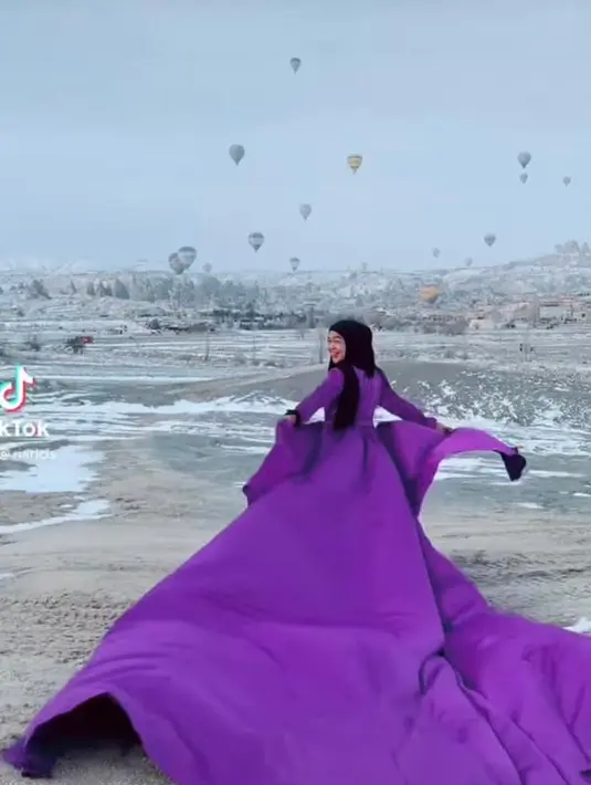 Untuk hijabnya, Ria Ricis juga mengenakan hijab pashmina warna hitam yang senada seperti gaun merah yang dikenakan sebelumnya. (Instagram/riarics1975).