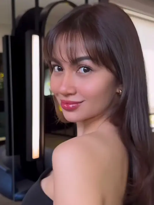 Selama ini tampil dengan rambut panjang tanpa poni, kini artis multitalenta itu mengubah penampilannya secara drastis dengan potongan rambut berbeda. [@arieltatum].