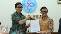 Eko Patrio menerima lampiran riset hasil penyelidikan dewan pres yang menyatakan tujuh media yang diadukan Eko ke Bareskrim tidak terdaftar, Jakarta, Rabu (21/12). (Liputan6.com/Herman Zakharia)