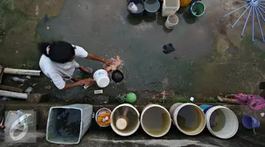 Seorang anak saat mandi di dekat sungai di kawasan Latuharhari, Jakarta Pusat, Selasa (1/12). PAM Jaya menyatakan pasokan air baku yang ada di Jakarta masih belum memungkinkan untuk diolah menjadi sumber air baku utama. (Liputan6.com/Immanuel Antonius)