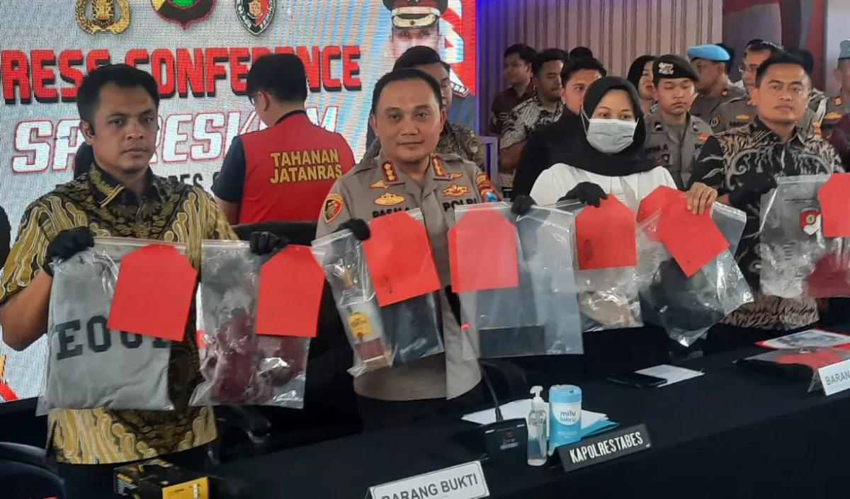 Di sisi lain, pelaku Ronald dikenal sebagai sosok yang hobi kuliner dan travelling.<br>